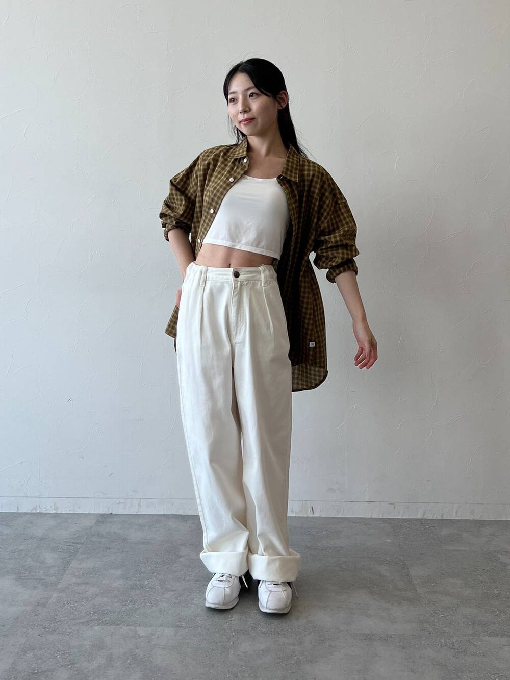 ホワイト系のその他パンツ、その他のシャツ/ブラウスを着用したレディースの秋コーディネートの2枚目の写真