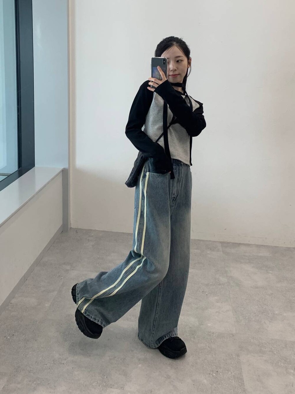 その他のデニムパンツ、グレー系のTシャツ/カットソーを着用したレディースの秋コーディネートの2枚目の写真