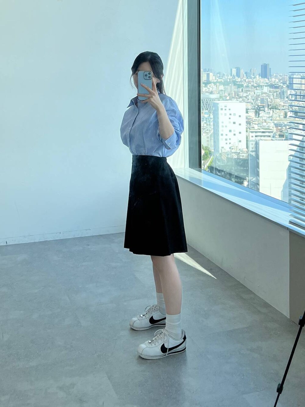 ブラック系のその他パンツ、その他のシャツ/ブラウスを着用したレディースの秋コーディネートの7枚目の写真