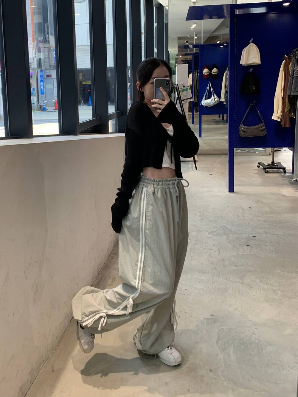 グレー系のその他パンツ、ブラック系のカーディガン/ボレロを着用したレディースの秋コーディネートの3枚目の写真