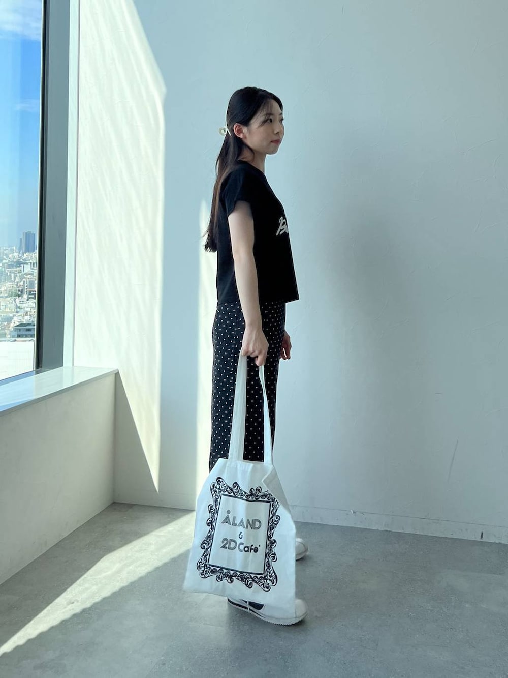 「低身長、韓国系、休日コーデ、フェミニン、カジュアル、ALAND、スカート、おでかけ、韓国ファッション、スニーカー、トートバッグ、エコバッグ」｜「CRANKのCRANK／ドットレイヤードスカート（スカート、ブラック系）」を使った、みれいさん（レディース・150cm）の夏コーディネートの6枚目の写真