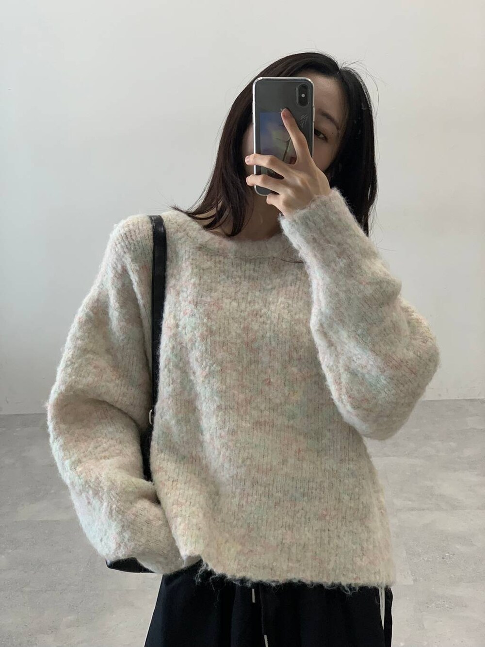 ブラック系のその他パンツ、ホワイト系のニット/セーター、ブラック系のハンドバッグを着用したレディースの秋コーディネートの9枚目の写真