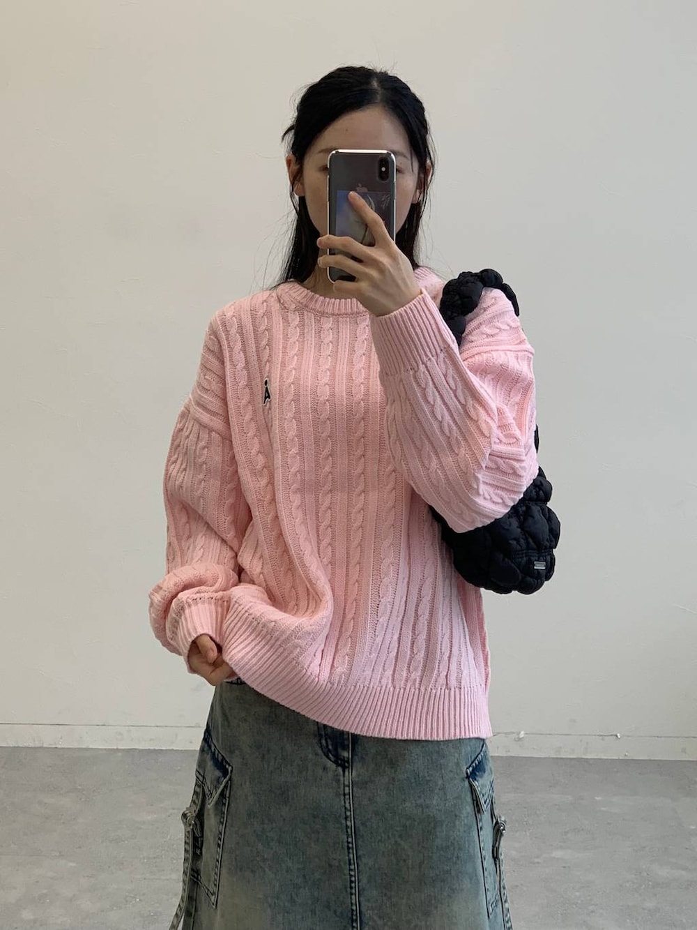 ブラック系のサンダル、ブラック系のショルダーバッグ、ブルー系のデニムスカートを着用したレディースの秋コーディネートの4枚目の写真