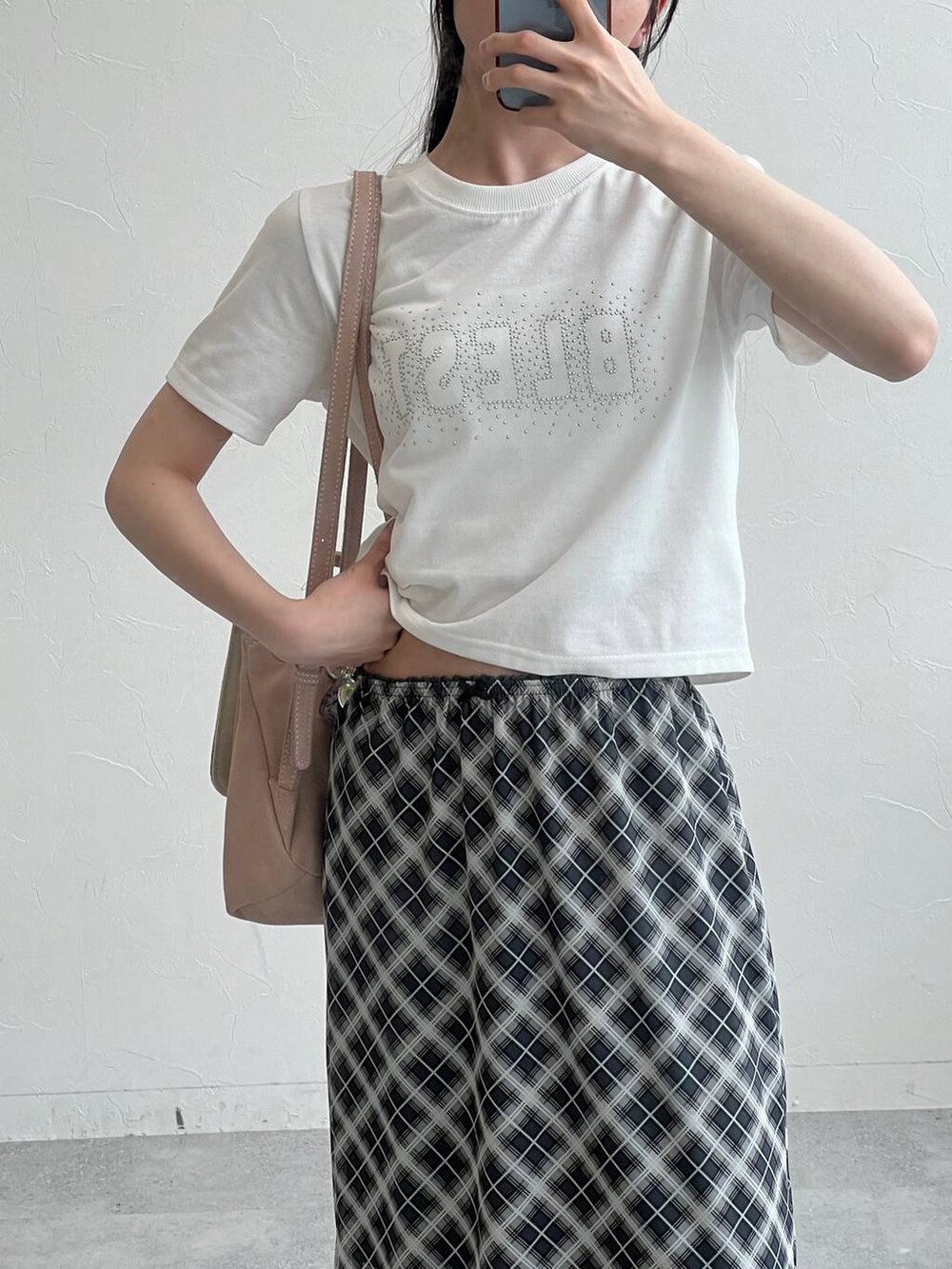 グレー系のスカート、ホワイト系のTシャツ/カットソーを着用したレディースの夏コーディネートの6枚目の写真