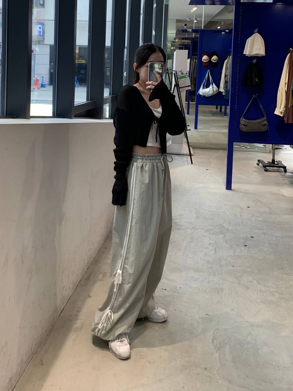 グレー系のその他パンツ、ブラック系のカーディガン/ボレロを着用したレディースの秋コーディネートの2枚目の写真