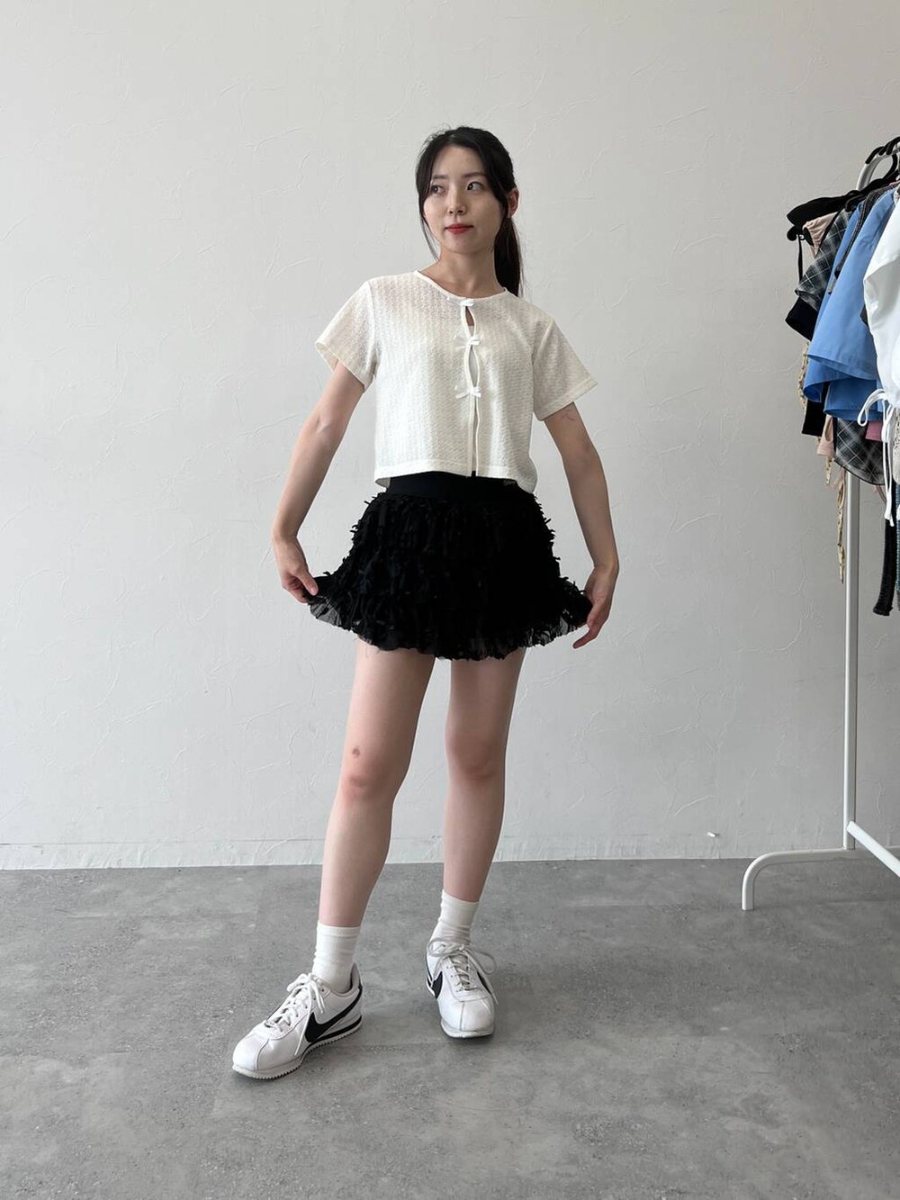 ホワイト系のTシャツ/カットソー、ブラック系のスカートを着用したレディースの夏コーディネートの3枚目の写真