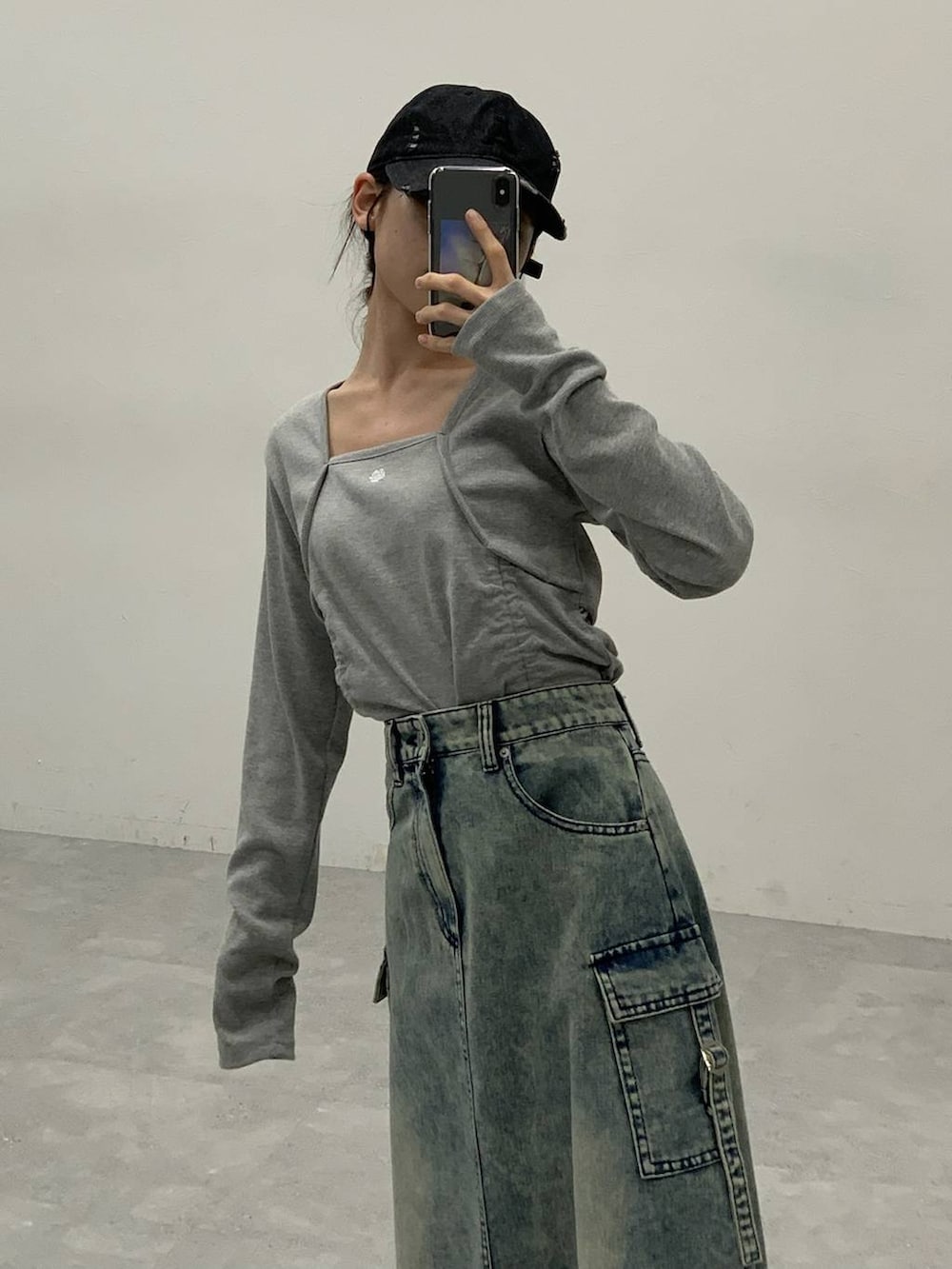 ブラック系のサンダル、ブルー系のデニムスカート、グレー系のTシャツ/カットソーを着用したレディースの秋コーディネートの3枚目の写真