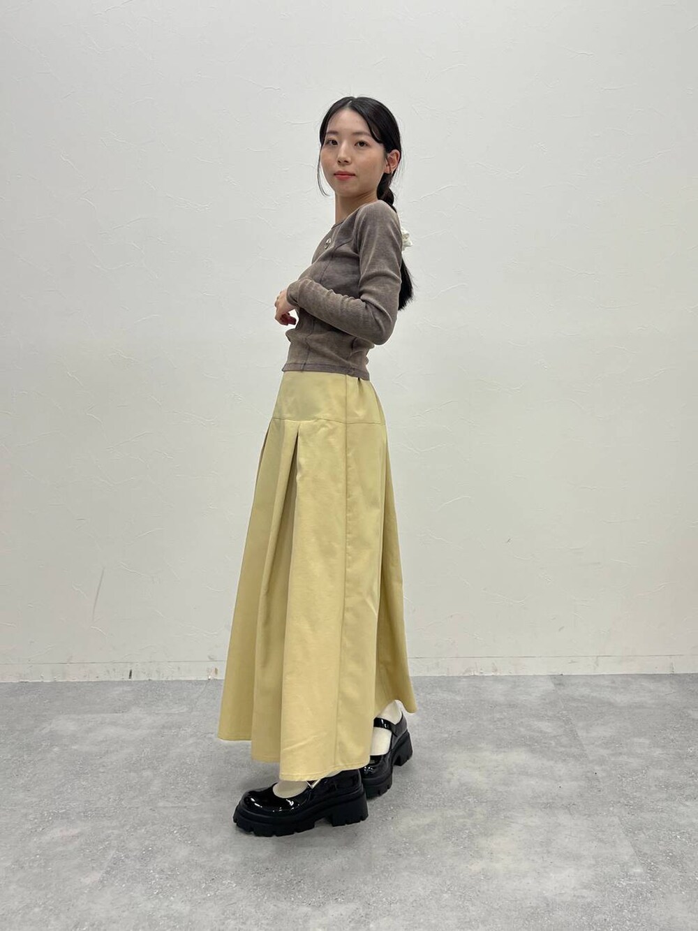 ベージュ系のスカートを着用したレディースの春コーディネートの2枚目の写真