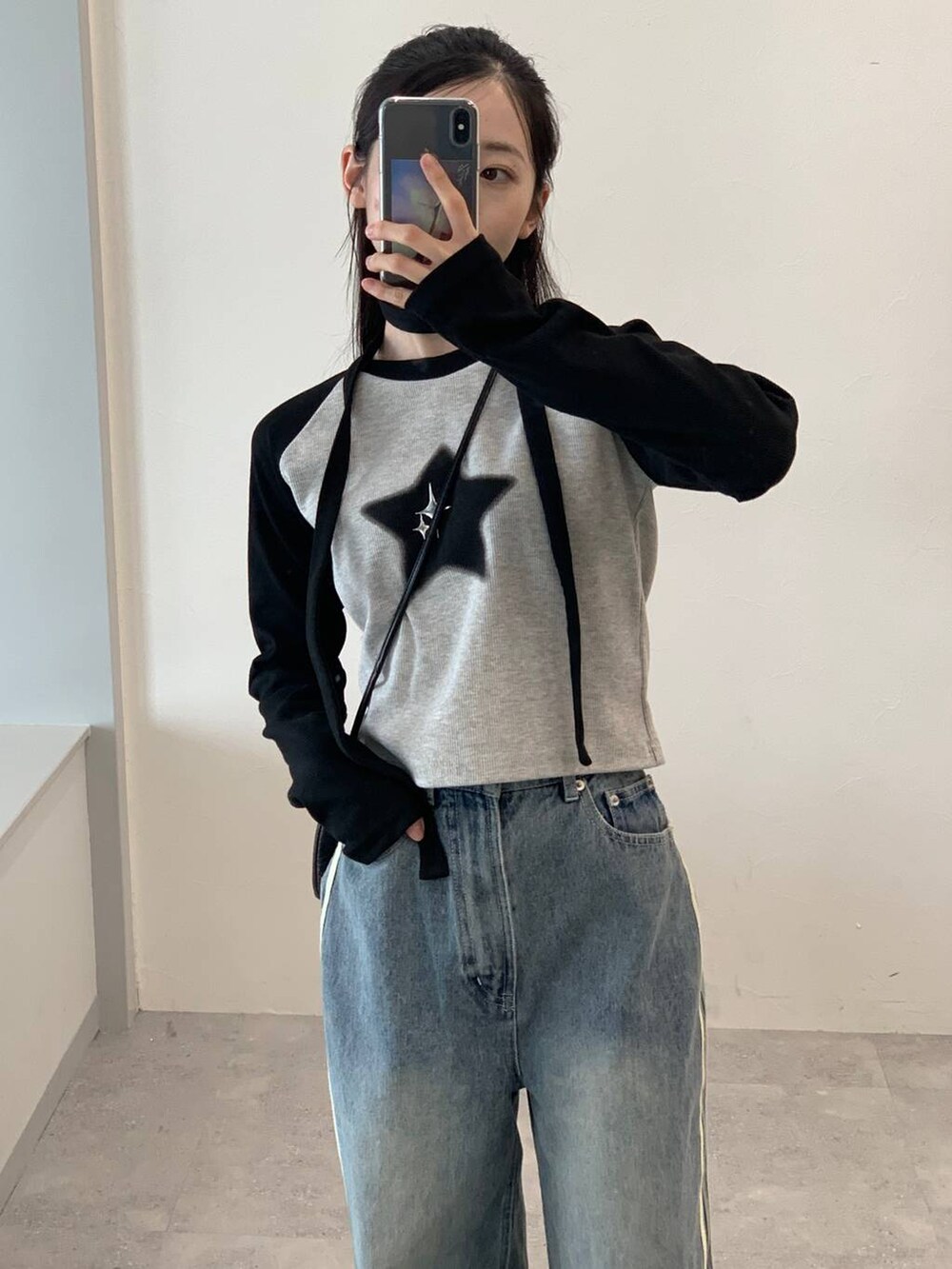その他のデニムパンツ、グレー系のTシャツ/カットソーを着用したレディースの秋コーディネートの7枚目の写真