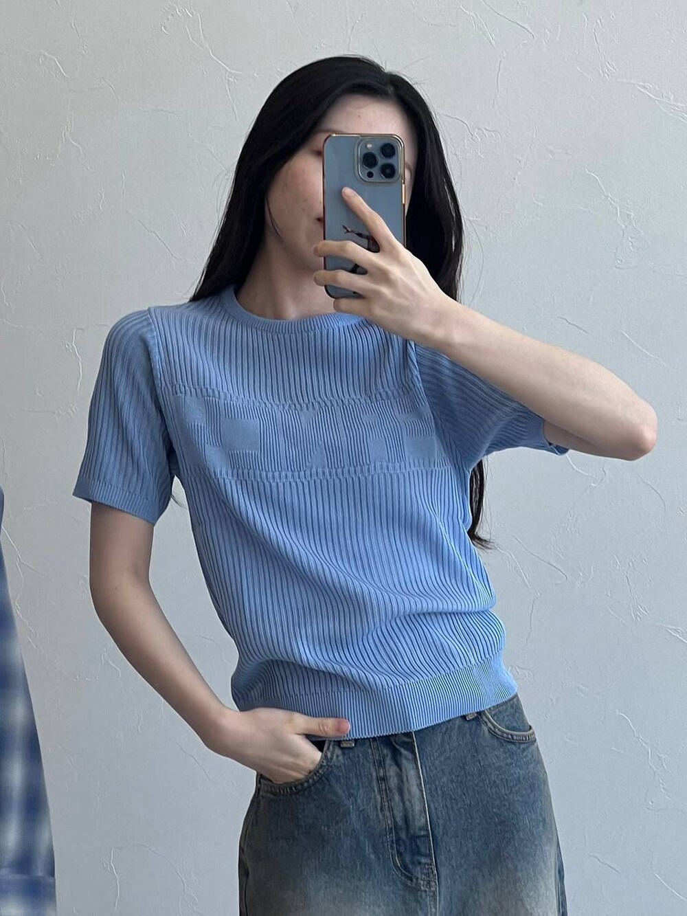 ブルー系のデニムパンツ、ブルー系のTシャツ/カットソーを着用したレディースの春コーディネートの4枚目の写真