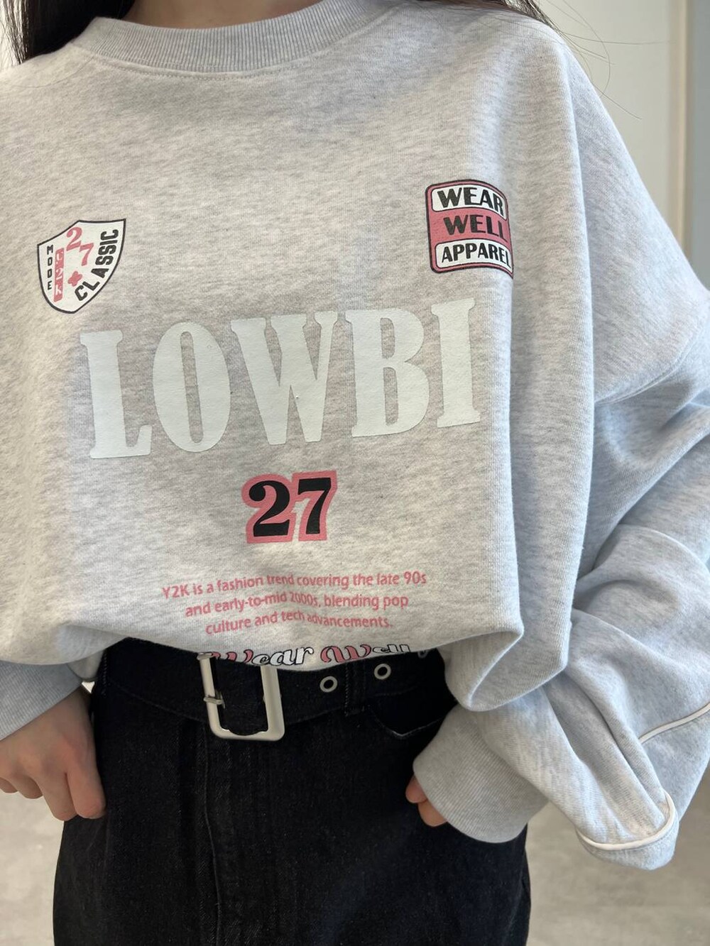 ブラック系のデニムスカート、ブラック系のバレエシューズ、グレー系のスウェットを着用したレディースの冬コーディネートの3枚目の写真