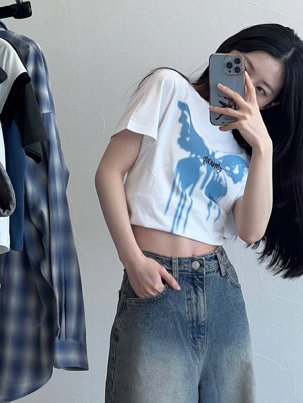 ブルー系のデニムパンツ、ホワイト系のTシャツ/カットソーを着用したレディースの春コーディネートの3枚目の写真