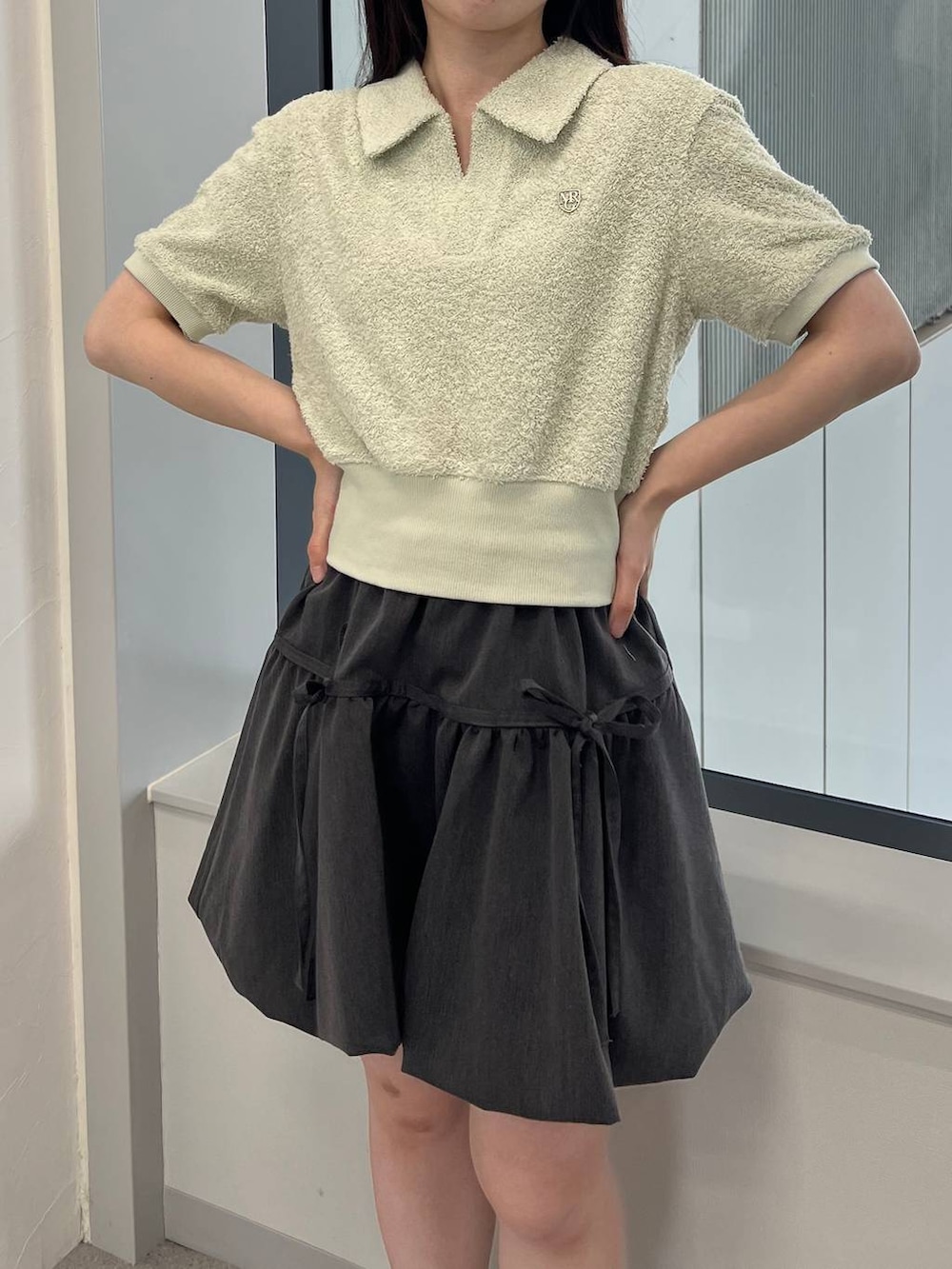 グレー系のスカート、グリーン系のTシャツ/カットソーを着用したレディースの夏コーディネートの9枚目の写真