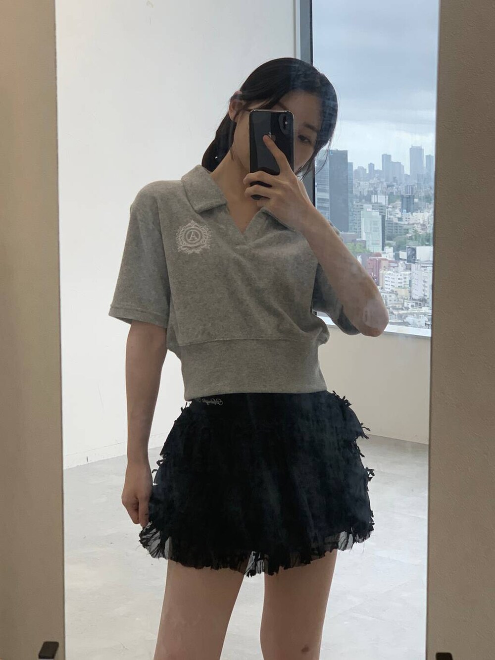グレー系のTシャツ/カットソー、ブラック系のスカートを着用したレディースの夏コーディネートの6枚目の写真