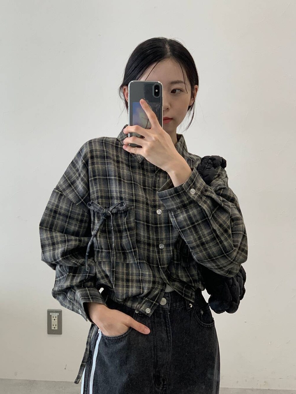 ブラック系のショルダーバッグ、その他のデニムパンツ、グレー系のシャツ/ブラウスを着用したレディースの秋コーディネートの5枚目の写真