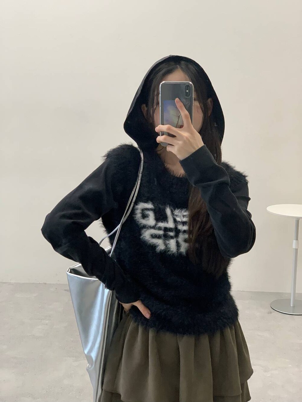 「低身長、韓国系、休日コーデ、フェミニン、カジュアル、ALAND、スカート、おでかけ、韓国ファッション、ベスト、ミニスカート、パーカー、冬コーデ」｜「3.3 Field Trip の3.3 Field Trip／ピグメントパーカー（Tシャツ/カットソー、ブラック系）」を使った、みれいさん（レディース・150cm）の冬コーディネートの8枚目の写真