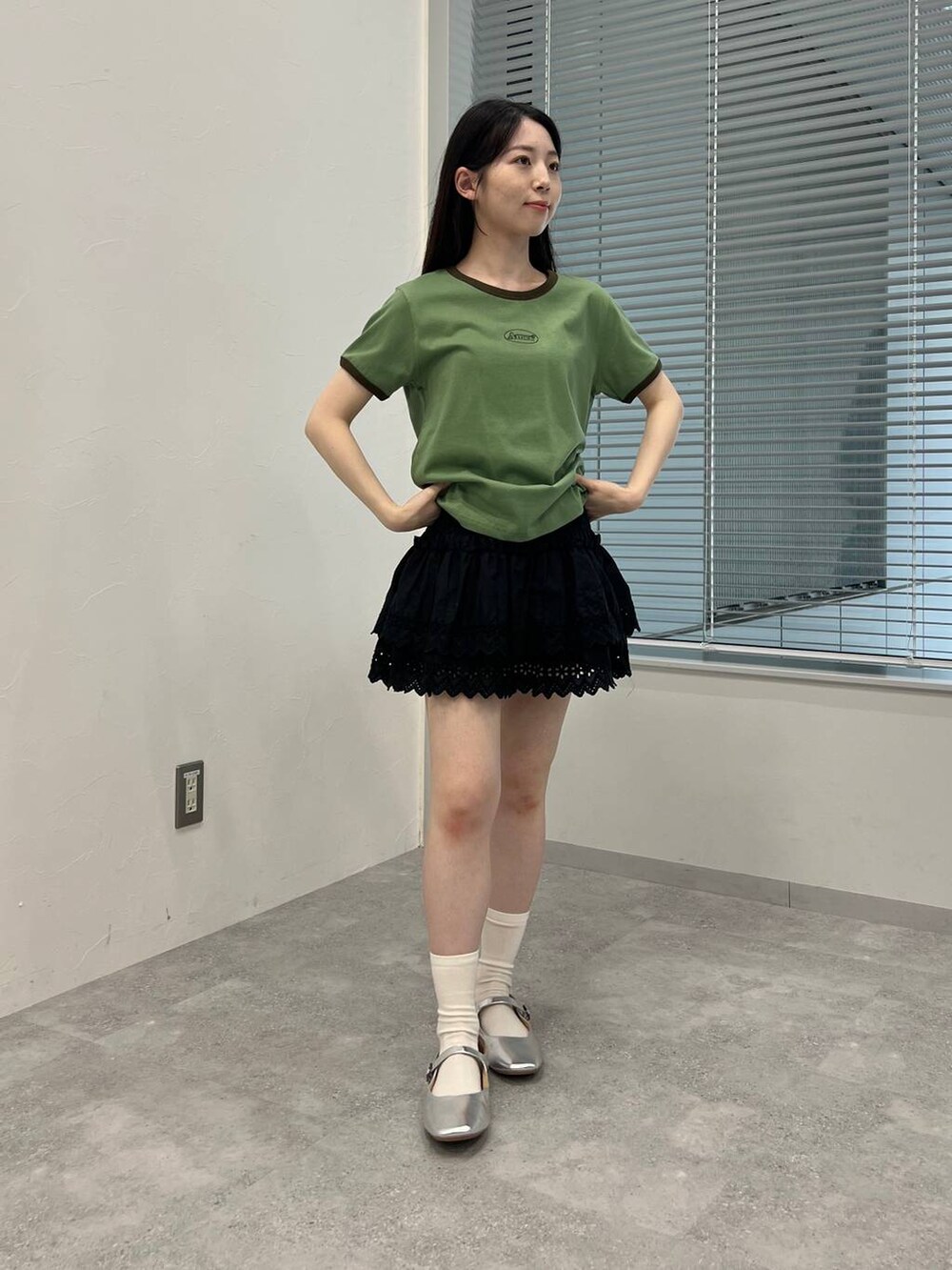 ブラック系のスカート、グリーン系のTシャツ/カットソーを着用したレディースの夏コーディネートの4枚目の写真