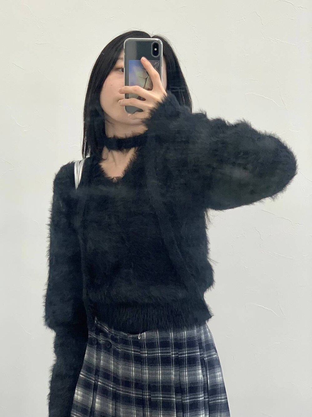 シルバー系のショルダーバッグ、グレー系のニット/セーターを着用したレディースの冬コーディネートの7枚目の写真