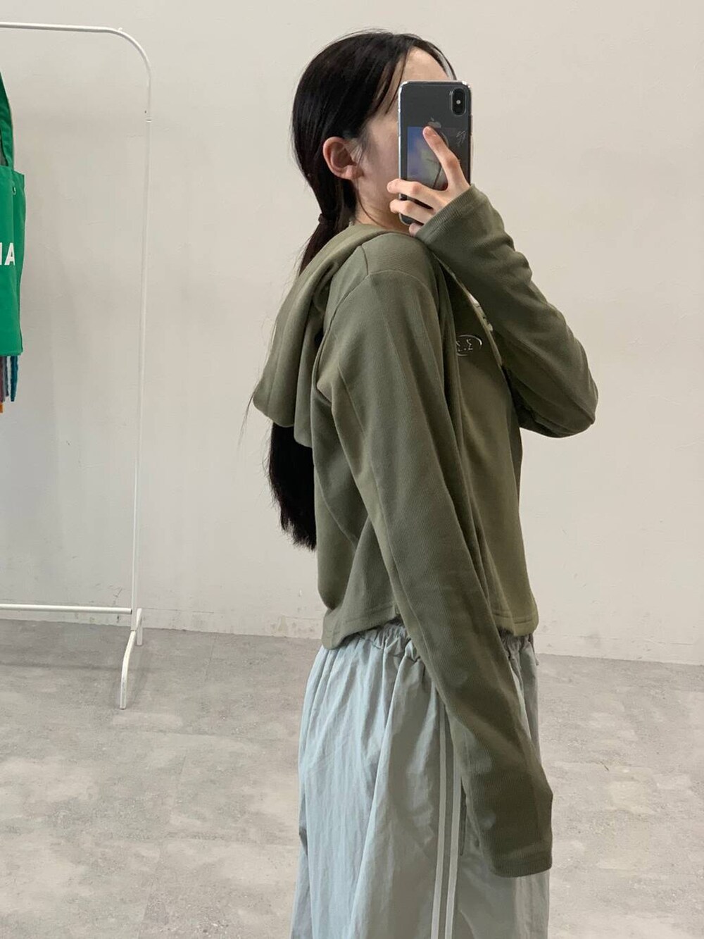 グレー系のその他パンツ、グリーン系のTシャツ/カットソーを着用したレディースの秋コーディネートの5枚目の写真