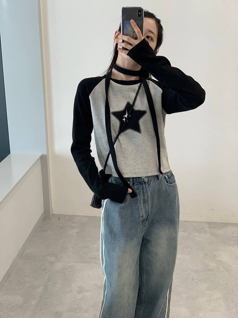 その他のデニムパンツ、グレー系のTシャツ/カットソーを着用したレディースの秋コーディネートの5枚目の写真