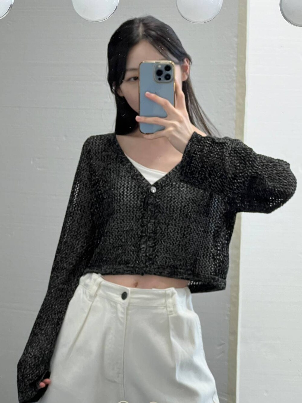 ホワイト系のその他パンツ、ブラック系のカーディガン/ボレロを着用したレディースの秋コーディネートの6枚目の写真