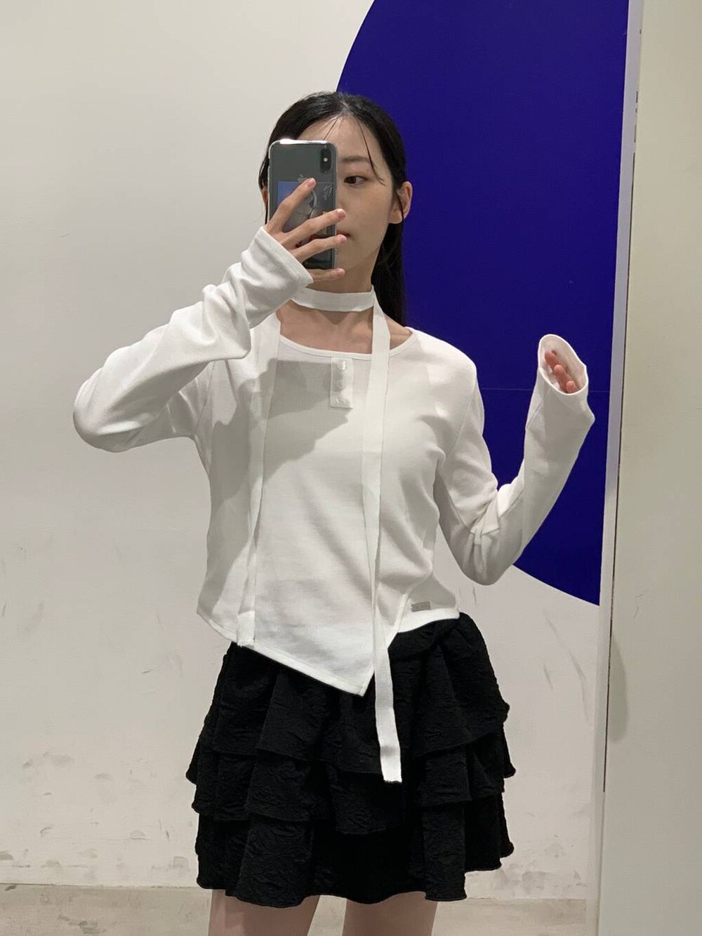 ブラック系のスカート、ホワイト系のTシャツ/カットソーを着用したレディースの秋コーディネートの3枚目の写真