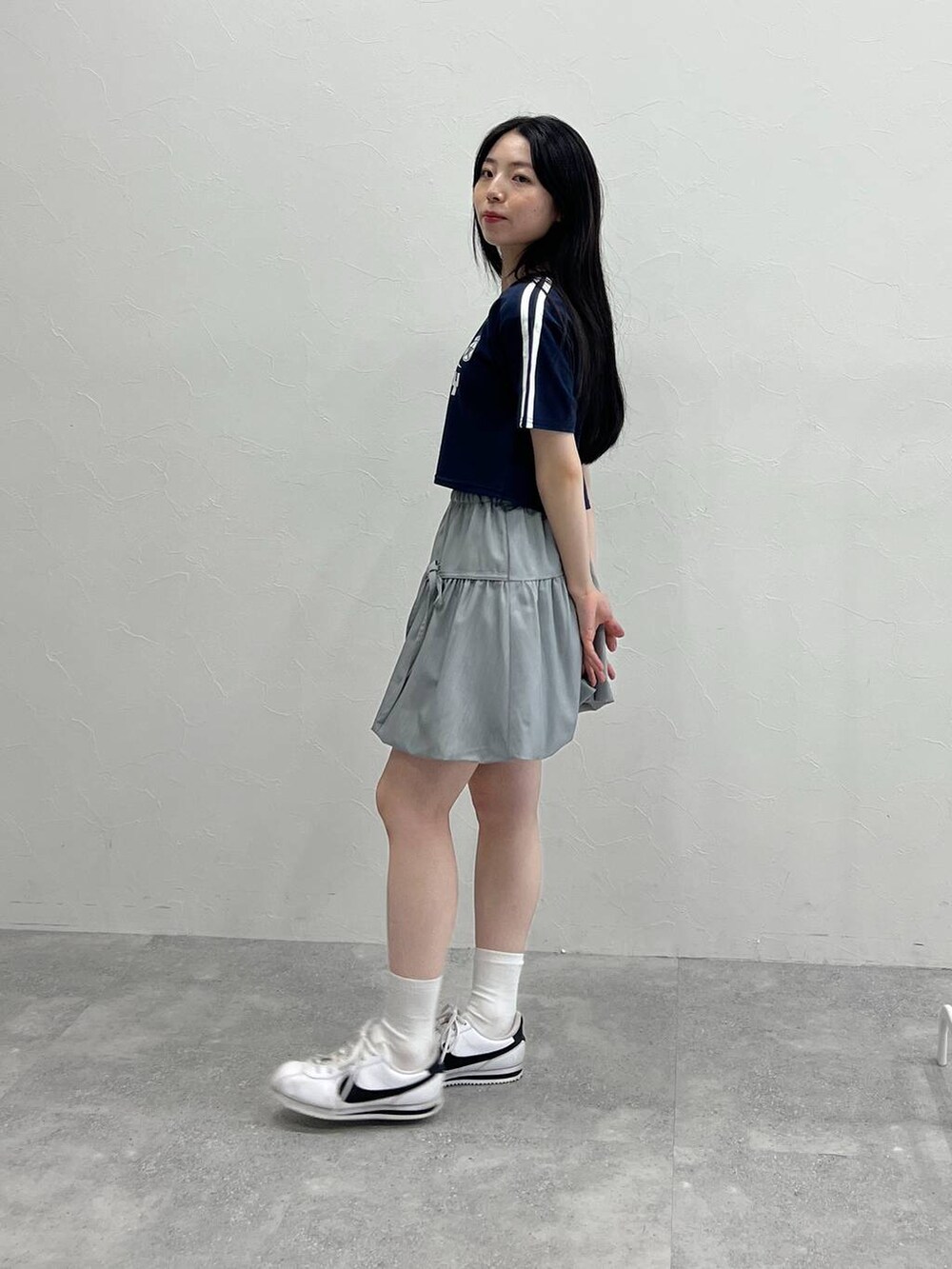 グレー系のスカート、ブルー系のTシャツ/カットソーを着用したレディースの夏コーディネートの3枚目の写真