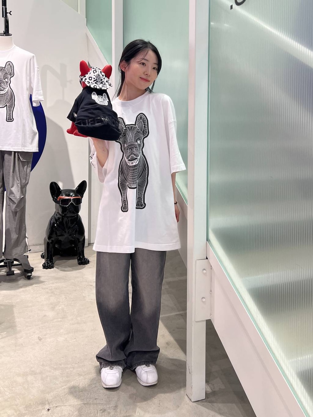 ホワイト系のTシャツ/カットソーを着用したレディースの夏コーディネートの6枚目の写真