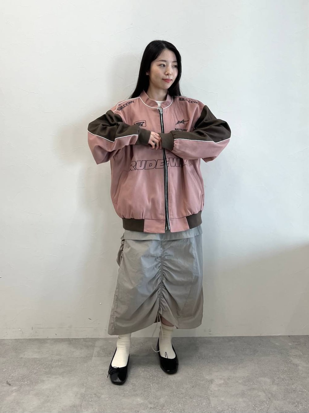 ブラック系のバレエシューズ、ピンク系のブルゾンを着用したレディースの冬コーディネートの2枚目の写真