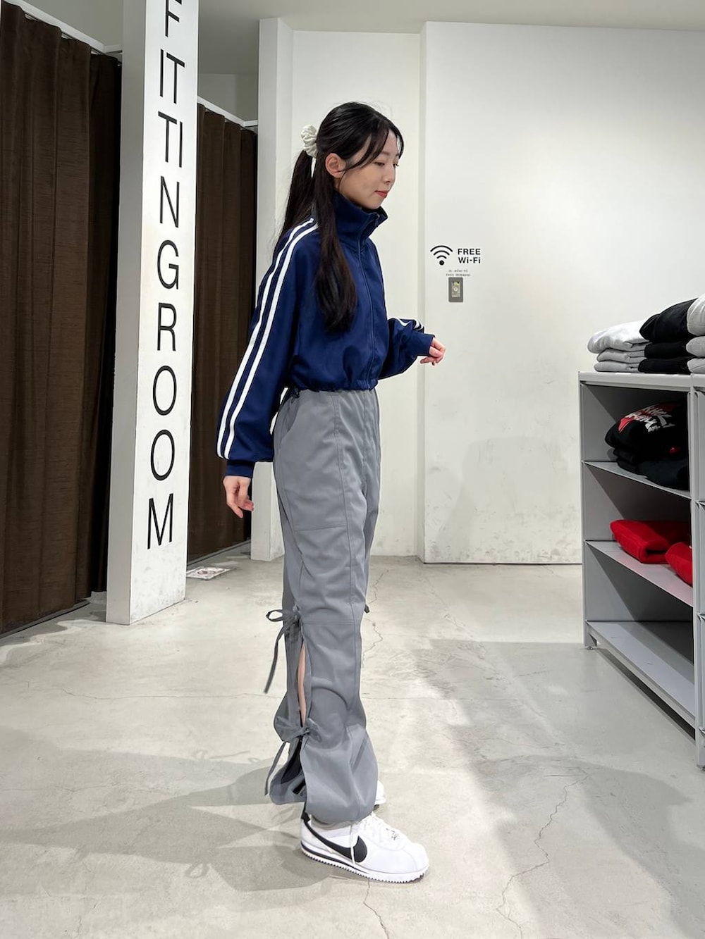 ブルー系のブルゾン、グレー系のその他パンツを着用したレディースの春コーディネートの4枚目の写真