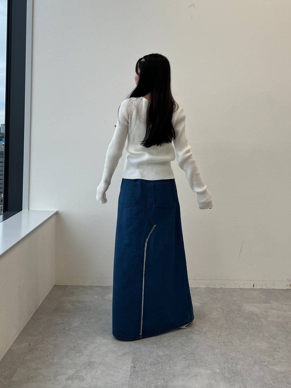 ブルー系のスカート、ベージュ系のカーディガン/ボレロを着用したレディースの春コーディネートの4枚目の写真