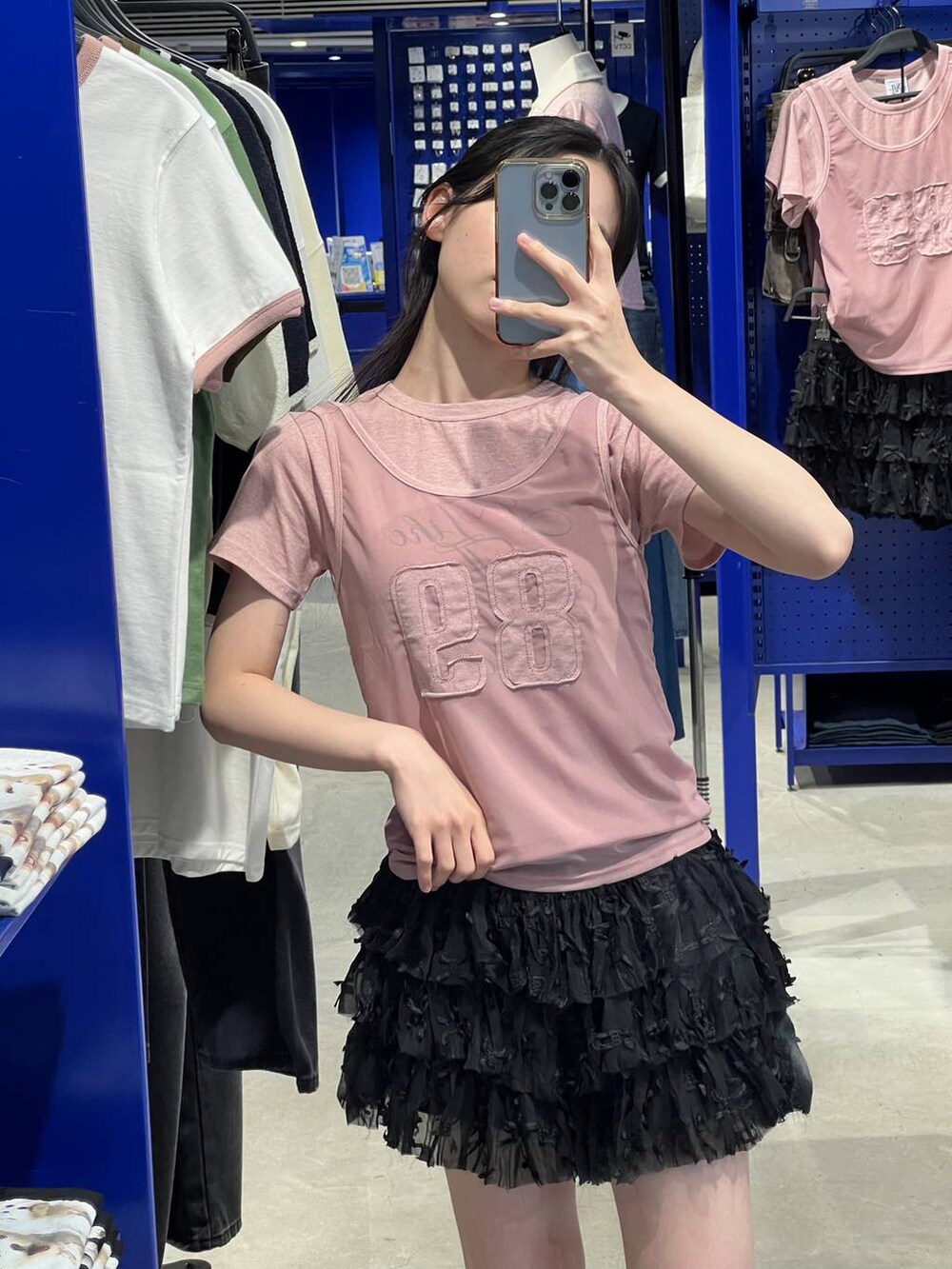 ブラック系のサンダル、ブラック系のスカート、ピンク系のTシャツ/カットソーを着用したレディースの夏コーディネートの4枚目の写真
