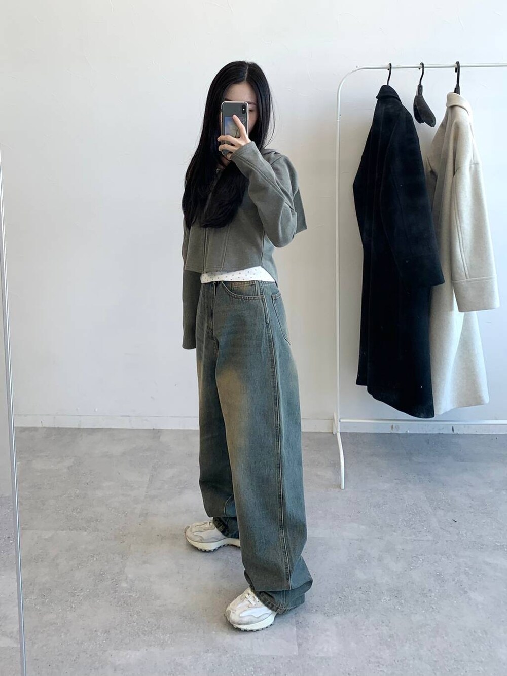 ブルー系のデニムパンツ、グレー系のパーカーを着用したレディースの冬コーディネートの3枚目の写真