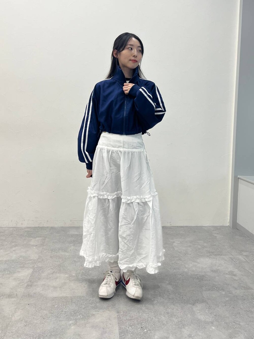 ベージュ系のTシャツ/カットソー、ブルー系のブルゾンを着用したレディースの春コーディネートの5枚目の写真