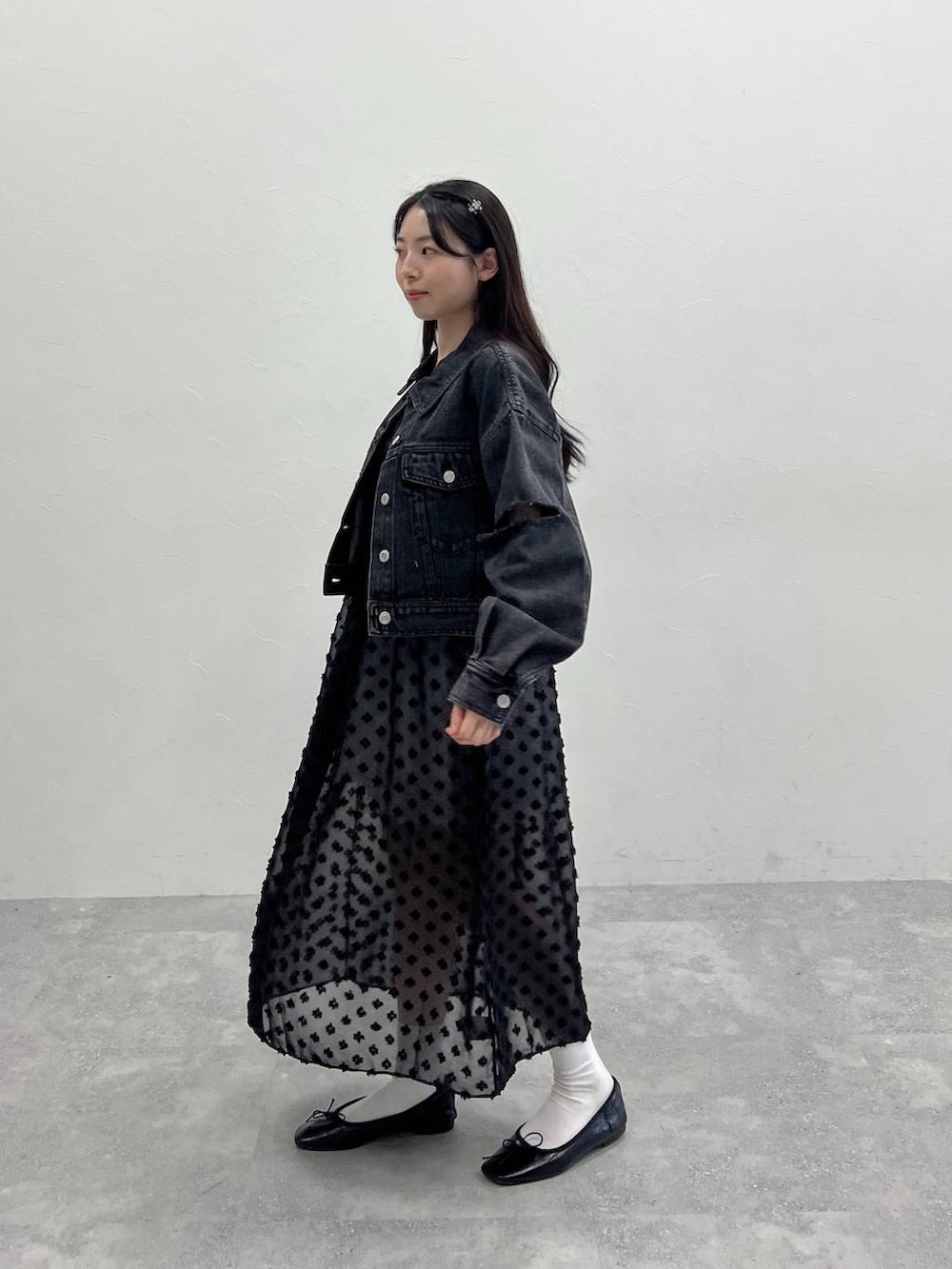 ブラック系のワンピース、ブラック系のデニムジャケットを着用したレディースの春コーディネートの6枚目の写真