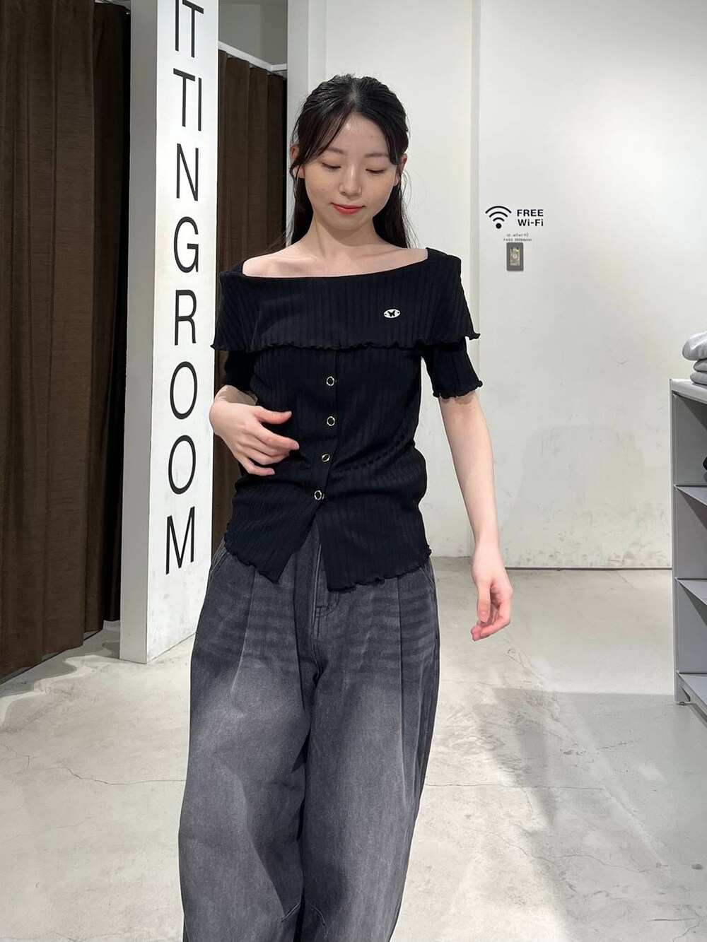 ブラック系のデニムパンツ、ブラック系のTシャツ/カットソーを着用したレディースの春コーディネートの5枚目の写真