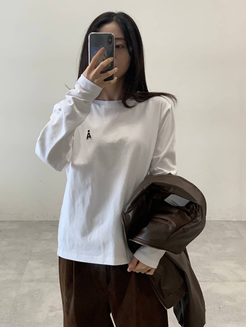 ブラウン系のブルゾン、ブラウン系のその他パンツ、グレー系のマフラーを着用したレディースの秋コーディネートの7枚目の写真