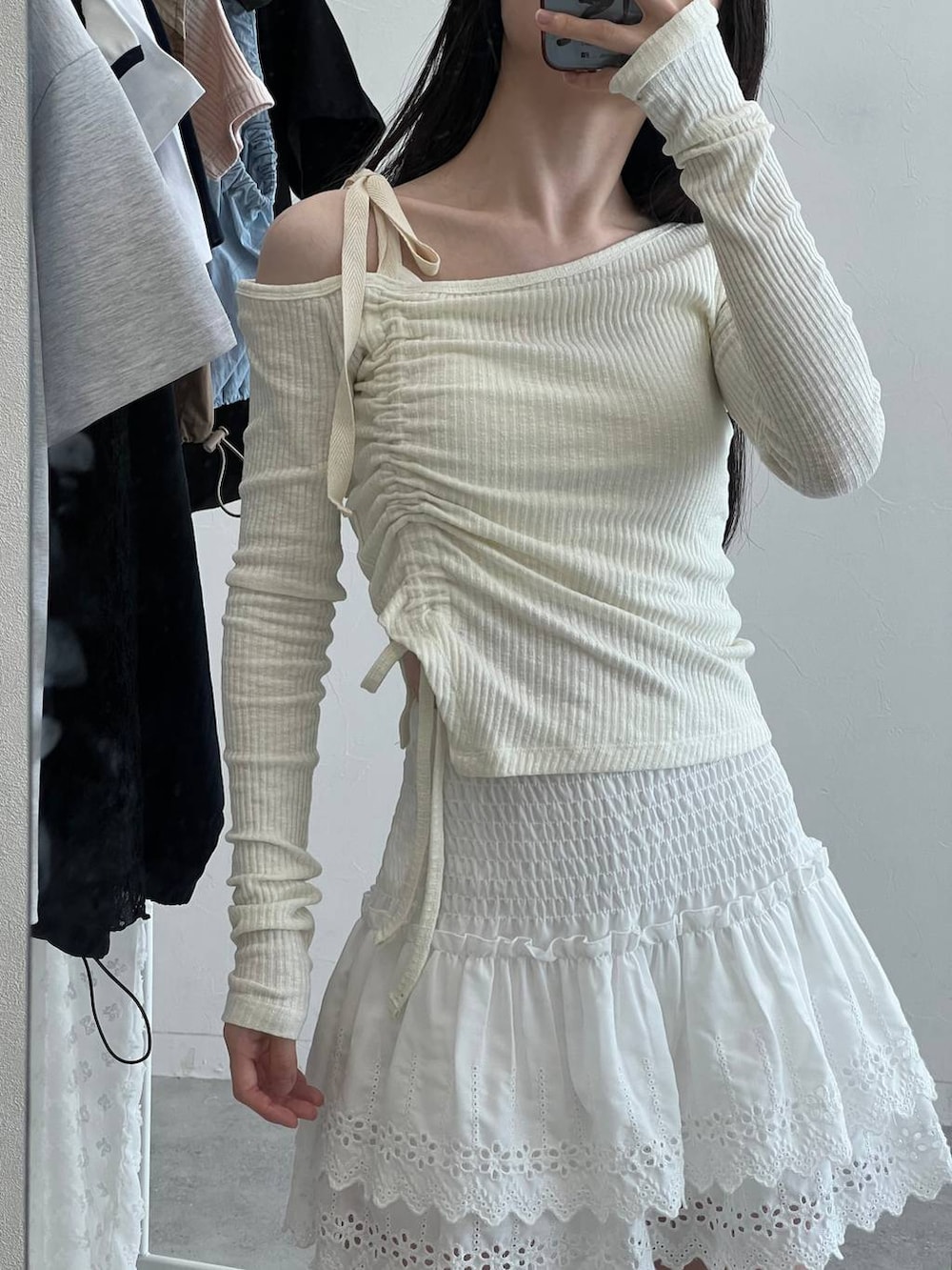 ホワイト系のスカートを着用したレディースの春コーディネートの5枚目の写真