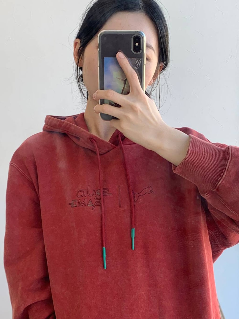 ブラック系のその他パンツ、レッド系のパーカーを着用したレディースの冬コーディネートの8枚目の写真