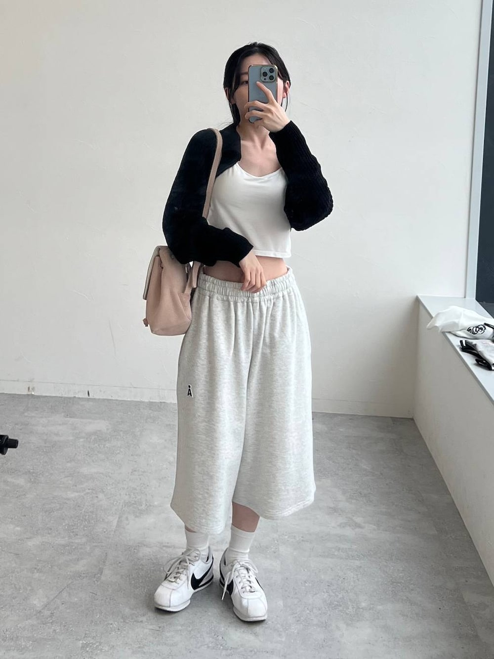 グレー系のスウェットパンツ、ブラック系のスウェットを着用したレディースの夏コーディネートの2枚目の写真