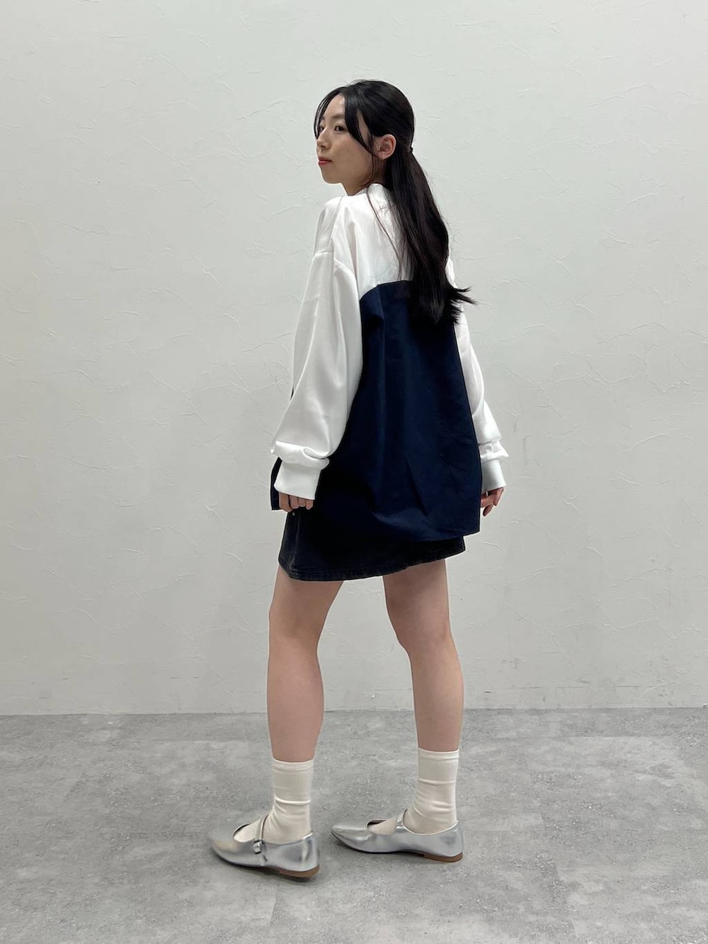 ブルー系のTシャツ/カットソー、ブラック系のデニムスカートを着用したレディースの春コーディネートの6枚目の写真