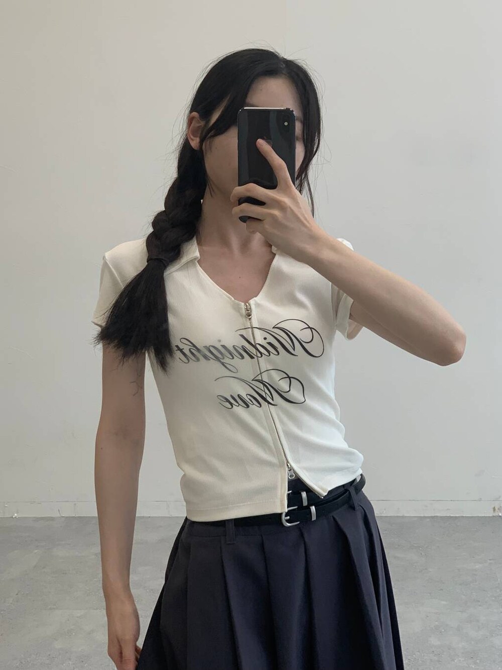 グレー系のスカート、ホワイト系のTシャツ/カットソーを着用したレディースの夏コーディネートの5枚目の写真