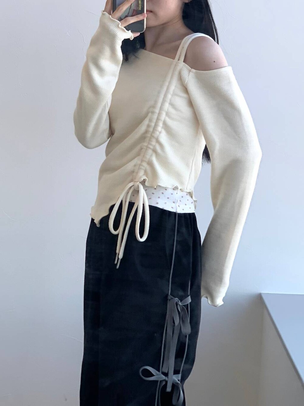 ブラック系のその他パンツ、ホワイト系のTシャツ/カットソーを着用したレディースの冬コーディネートの7枚目の写真