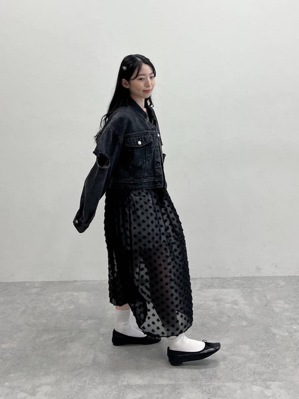 ブラック系のワンピース、ブラック系のデニムジャケットを着用したレディースの春コーディネートの2枚目の写真