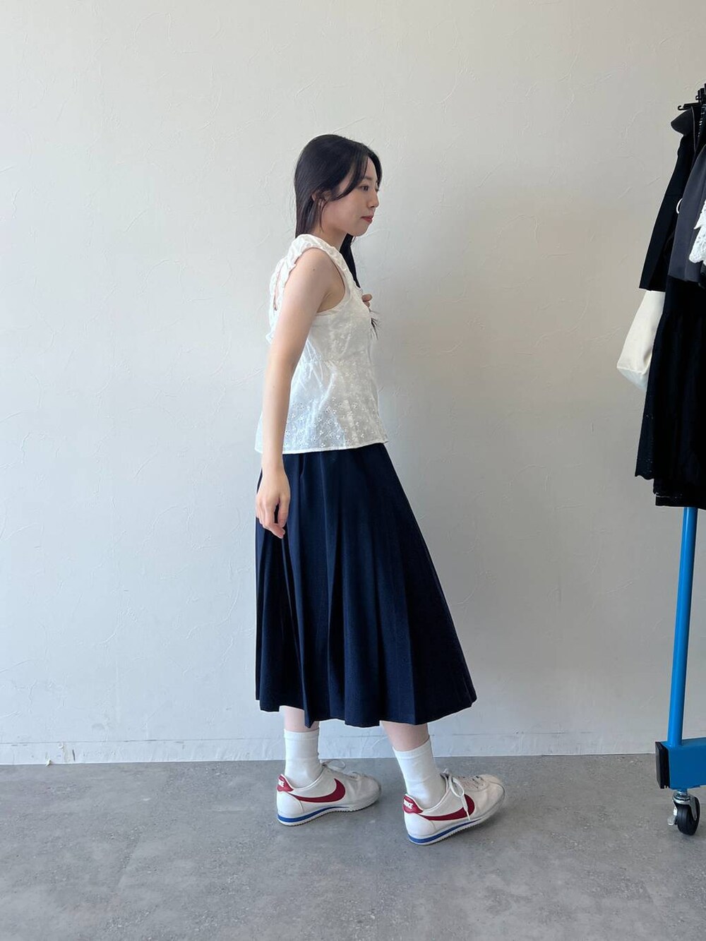 ブルー系のスカート、ホワイト系のシャツ/ブラウスを着用したレディースの春コーディネートの5枚目の写真