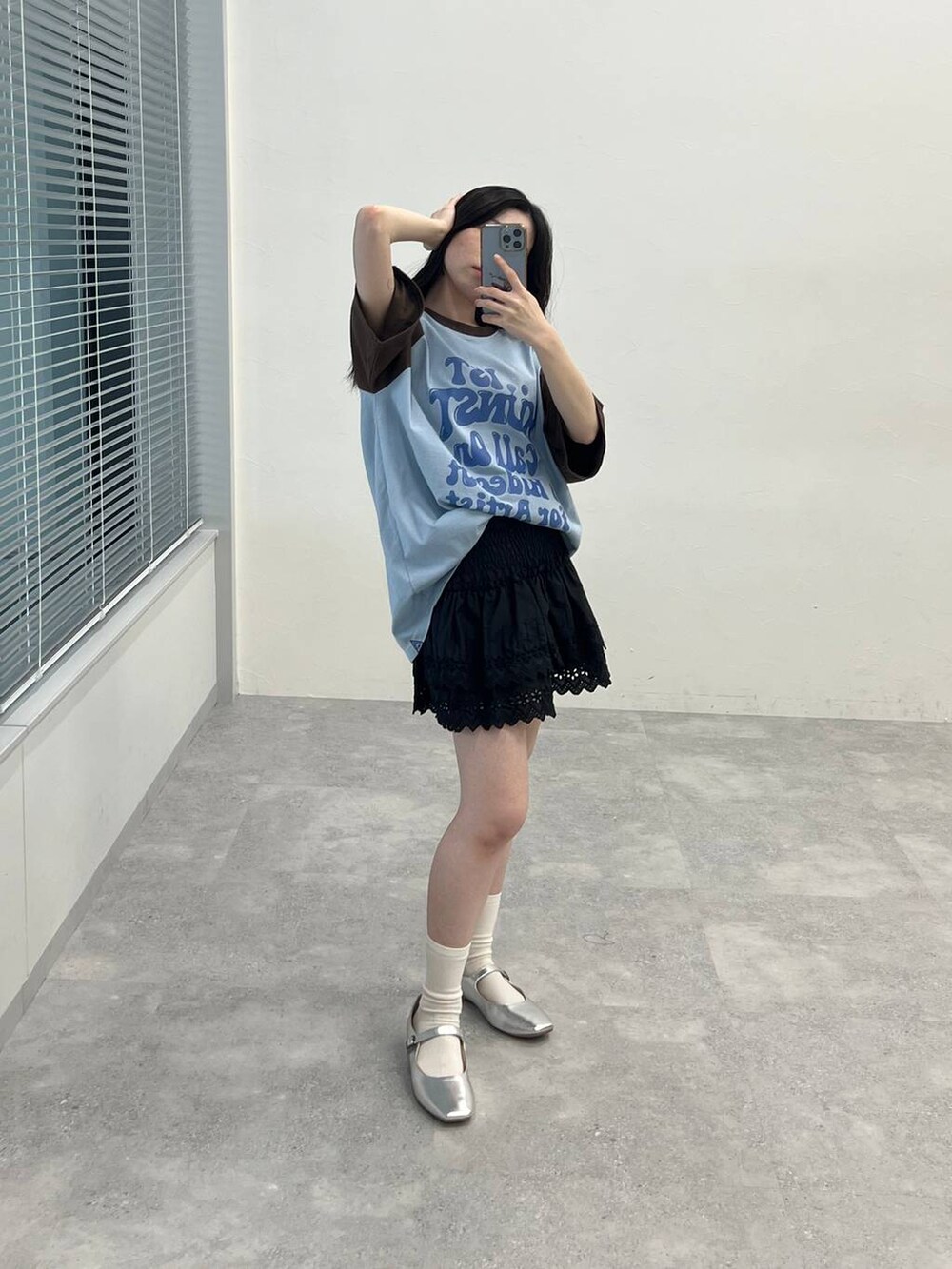 ブラック系のスカート、ブルー系のTシャツ/カットソーを着用したレディースの春コーディネートの2枚目の写真