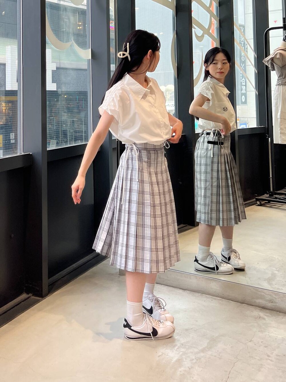 ホワイト系のシャツ/ブラウス、ブルー系のスカートを着用したレディースの夏コーディネートの5枚目の写真