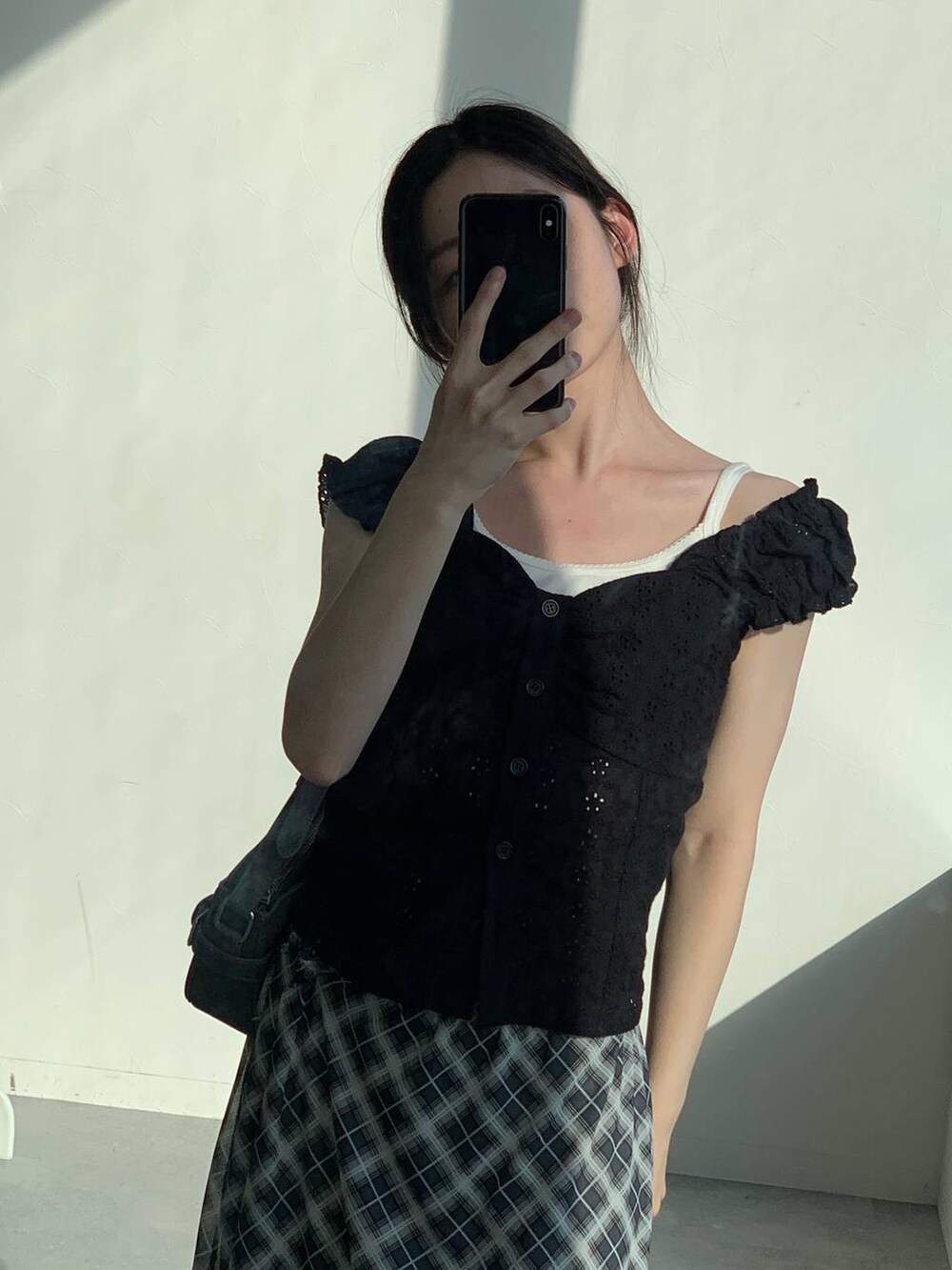 ブラック系のタンクトップ、グレー系のスカート、ブラック系のトートバッグを着用したレディースの夏コーディネートの4枚目の写真
