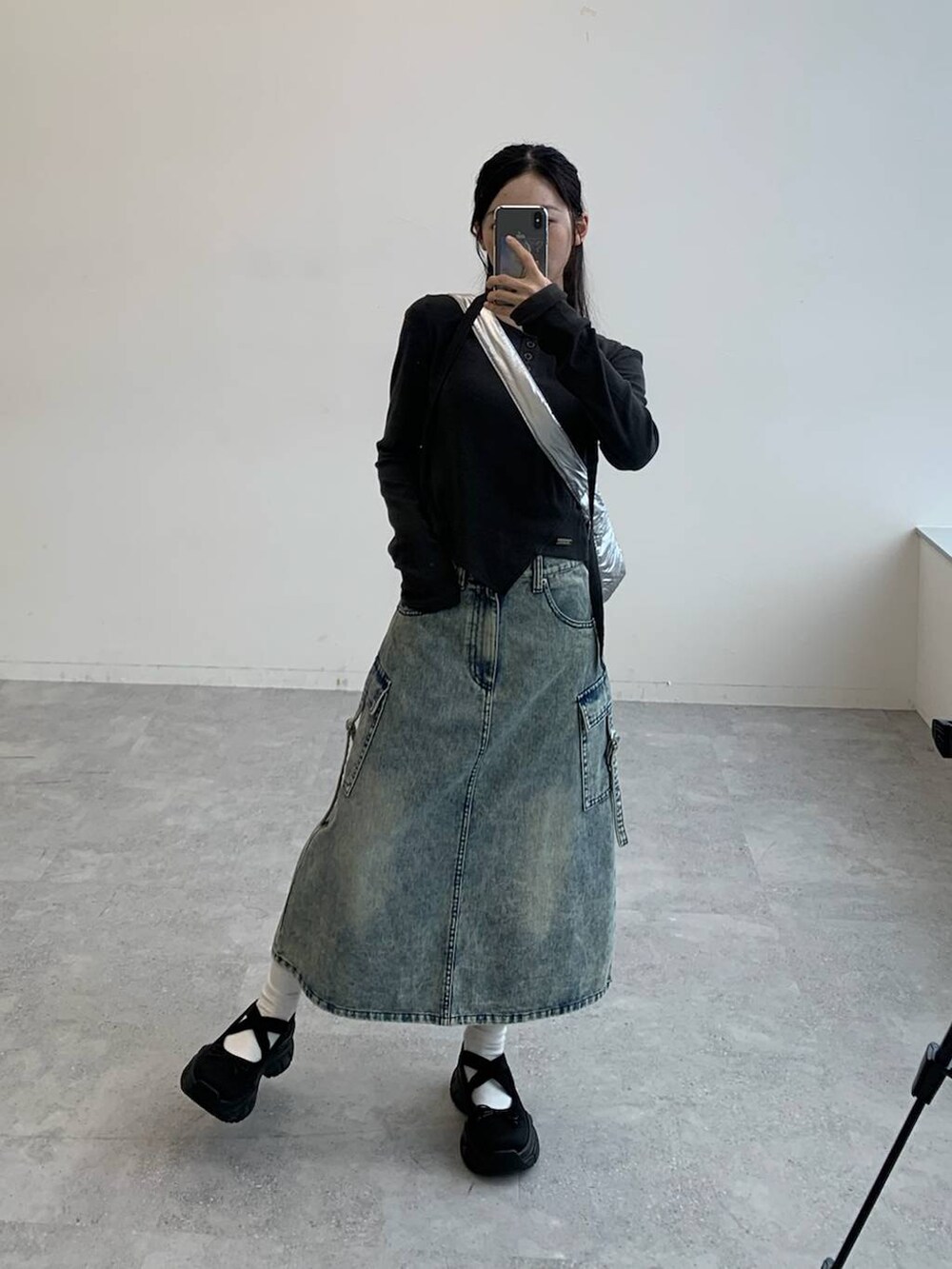 その他のショルダーバッグ、ブルー系のデニムスカート、グレー系のTシャツ/カットソーを着用したレディースの秋コーディネートの2枚目の写真