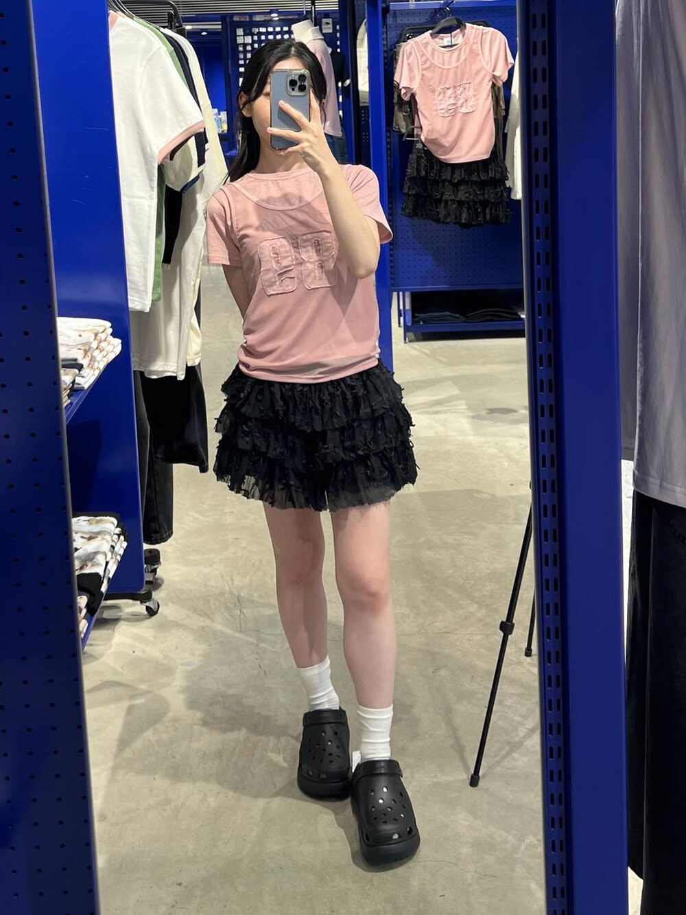 ブラック系のサンダル、ブラック系のスカート、ピンク系のTシャツ/カットソーを着用したレディースの夏コーディネートの2枚目の写真